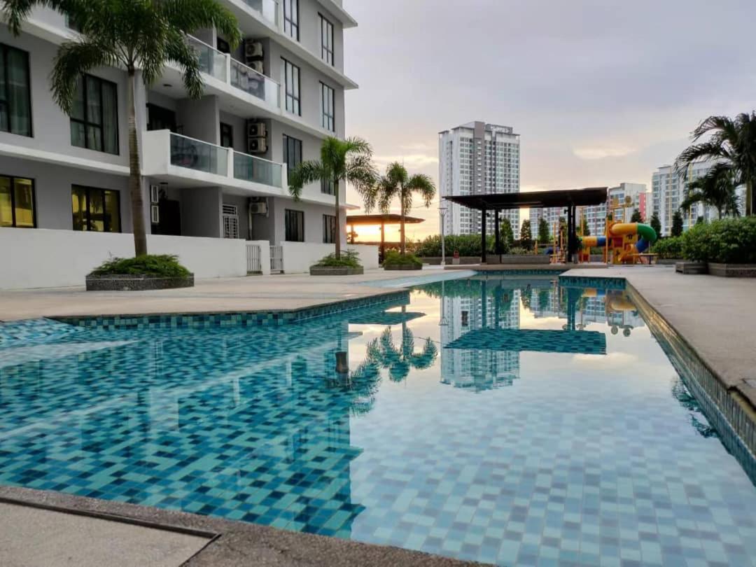 Beautiful Sunset Beside Paradigm Mall 14 Pax Pangsapuri *